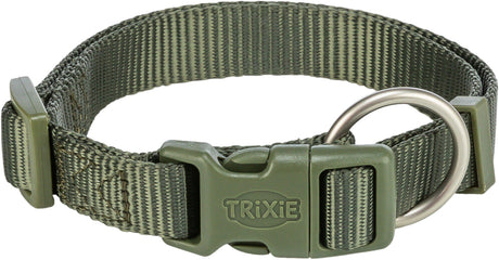 Olivegrünes Hundehalsband aus Textil mit einem Kunstoffverschluss und Metallring, das Logo "TRiXiE" ist sichtbar.
