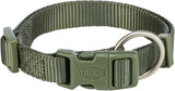 Olivegrünes Hundehalsband aus Textil mit einem Kunstoffverschluss und Metallring, das Logo "TRiXiE" ist sichtbar.