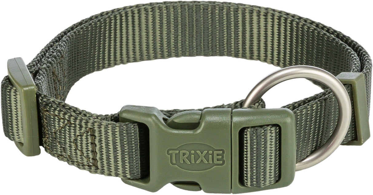 Olivegrünes Hundehalsband aus Textil mit einem Kunstoffverschluss und Metallring, das Logo "TRiXiE" ist sichtbar.
