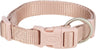 Hellrosa Hundehalsband aus Textilgewebe mit Klickverschluss und silbernem D-Ring; Trixie-Logo sichtbar.
