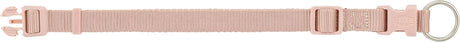 Rosa Halsband mit Klickverschluss und Metallschlaufe, Netzstruktur und aufgedrucktes Logo sichtbar.