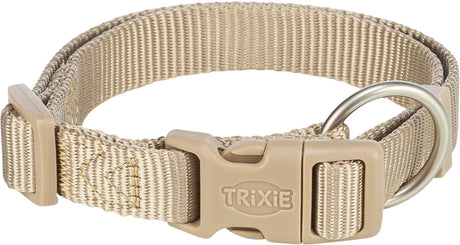 Beiges Halsband aus Nylon mit Klickverschluss und Metallring, Text "TRIXIE" auf dem Verschluss sichtbar.