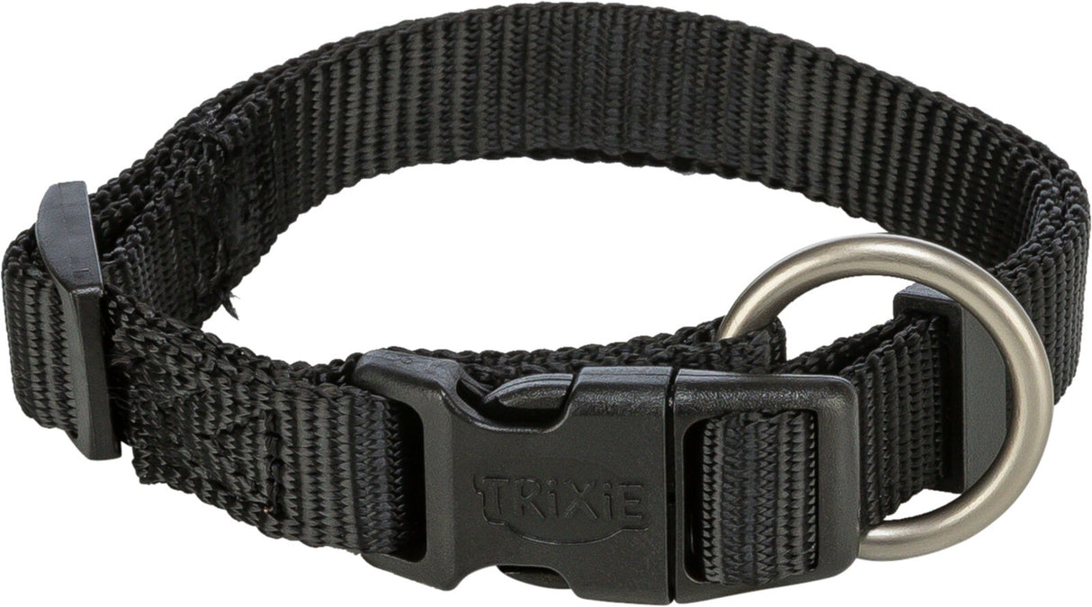 Schwarzes Hundehalsband aus Nylon mit Klickverschluss und silbernem Metallring, Text "Trixie" auf Verschluss.