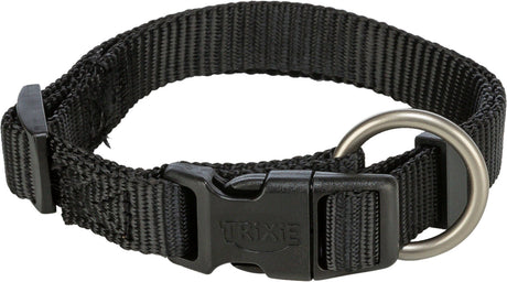 Schwarzes Hundehalsband aus Nylon mit Klickverschluss und silbernem Metallring, Text "Trixie" auf Verschluss.