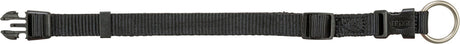Schwarzes, verstellbares Halsband mit Schnallenverschluss und Metallring, Aufschrift "Trixie" erkennbar.