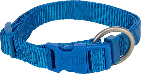 Blaues Halsband aus gewebtem Material mit Kunststoffschnalle und Metallring, Text "TRIXIE" sichtbar.