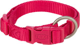 Rotes Hundehalsband mit Schnalle und Metallring, Markenschriftzug "TRIXIE" auf dem Verschluss.