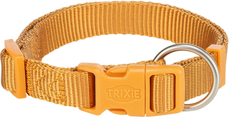 Orangefarbenes Halsband aus Stoff mit Kunststoffverschluss und silbernem Metallring zum Anbringen einer Leine.