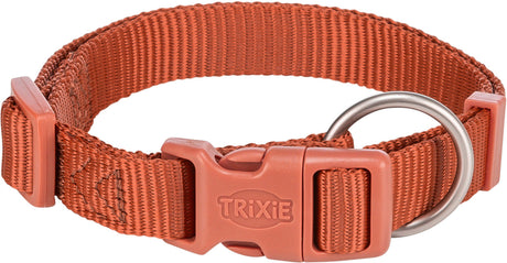 Orangefarbendes Nylon-Halsband mit Kunststoffclip und Metallring, darauf der Schriftzug "TRIXIE".