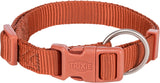 Orangefarbendes Nylon-Halsband mit Kunststoffclip und Metallring, darauf der Schriftzug "TRIXIE".