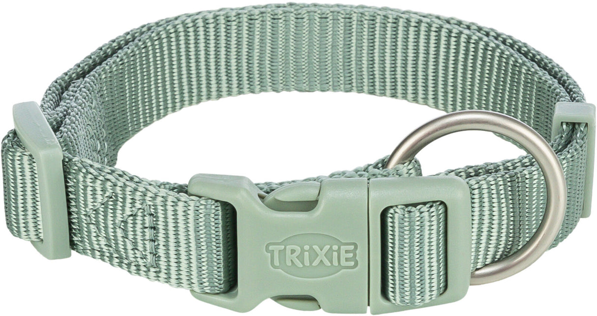 Breites, mintgrünes Halsband mit Kunststoffschnalle und Metallring, Markenlogo "TRIXIE" auf der Schnalle.