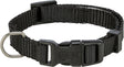Schwarzes Hundehalsband mit Klickverschluss und Metallschlaufe, verstellbar und aus gewebtem Material.