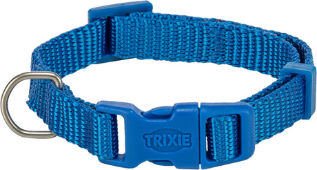 Blaues Hundehalsband mit Kunststoffverschluss und Metallring, Text "TRIXIE" sichtbar auf dem Verschluss.