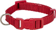 Rotes Halsband mit Steckverschluss und Metallring, auf dem Verschluss steht der Schriftzug "TRIXIE".
