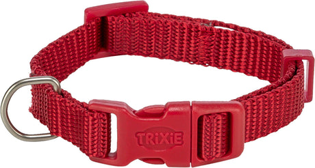 Rotes Halsband mit Steckverschluss und Metallring, auf dem Verschluss steht der Schriftzug "TRIXIE".