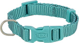 Türkisfarbenes Hundehalsband mit Klickverschluss, verstellbar und mit Metallring, der Text "TRIXIE" ist sichtbar.