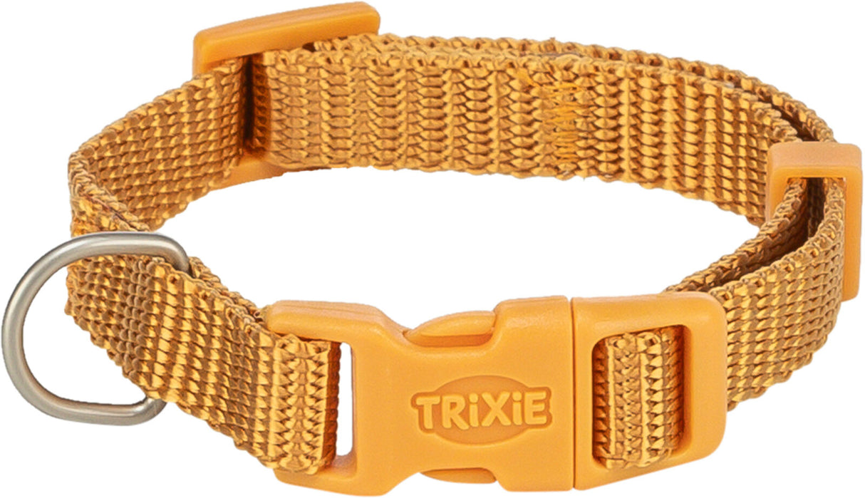 Ein orangefarbenes Hundehalsband aus gewebtem Material mit Kunststoffschnalle und Metallring, Text "TRIXIE".