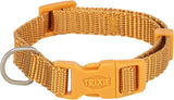 Ein orangefarbenes Hundehalsband aus gewebtem Material mit Kunststoffschnalle und Metallring, Text "TRIXIE".