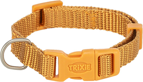 Ein orangefarbenes Hundehalsband aus gewebtem Material mit Kunststoffschnalle und Metallring, Text "TRIXIE".