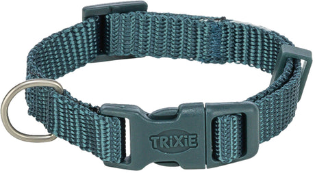Blaugrünes Hundehalsband aus Textilgewebe mit Kunststoffverschluss und Metallring, Aufschrift "TRIXIE" sichtbar.