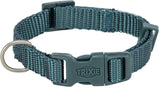 Blaugrünes Hundehalsband aus Textilgewebe mit Kunststoffverschluss und Metallring, Aufschrift "TRIXIE" sichtbar.