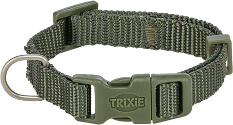 Grünes Polyester-Hundehalsband mit Klickverschluss und Metallring, Markenaufdruck "Trixie" sichtbar.