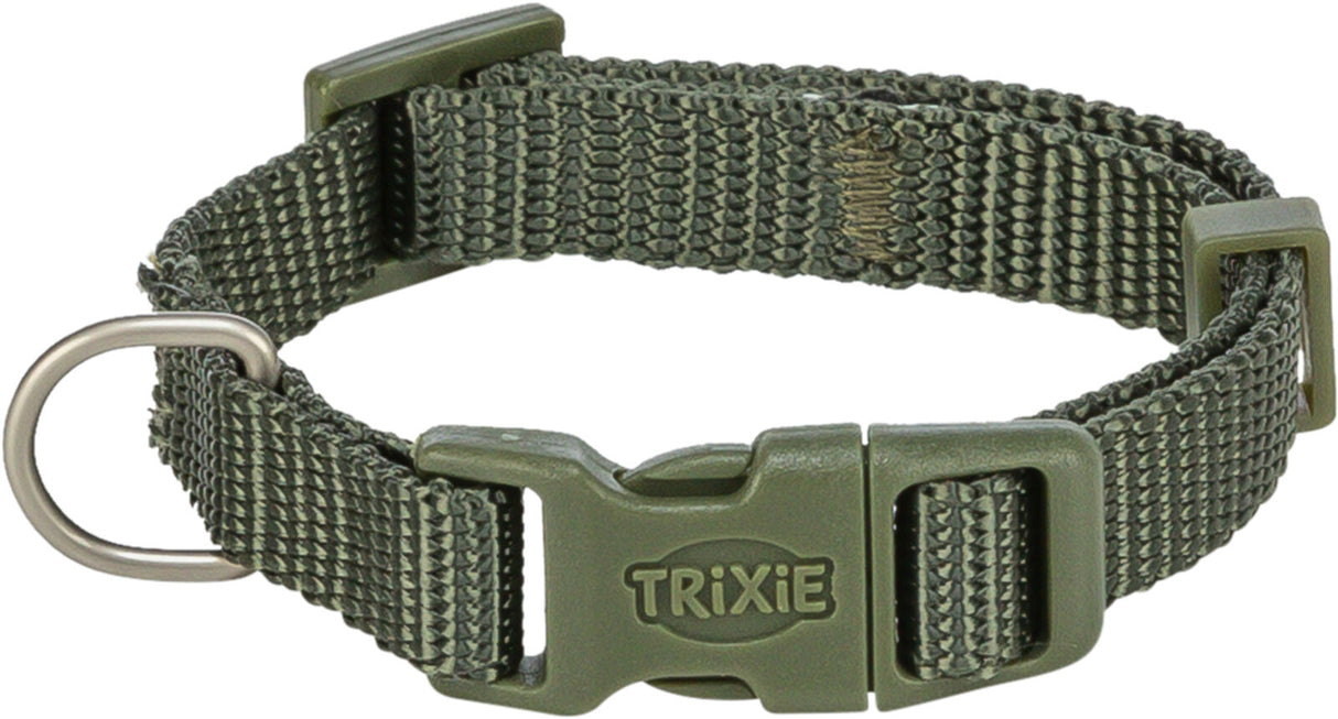 Grünes Polyester-Hundehalsband mit Klickverschluss und Metallring, Markenaufdruck "Trixie" sichtbar.