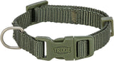 Grünes Polyester-Hundehalsband mit Klickverschluss und Metallring, Markenaufdruck "Trixie" sichtbar.
