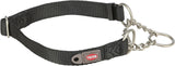 Schwarzes Hundehalsband mit Kettelementen und "Trixie"-Logo aus Metallringen und Nylonmaterial.