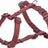 Rotes Geschirr aus Nylon mit verstellbaren Schnallen und einem Metallring, geeignet als Hundegeschirr.