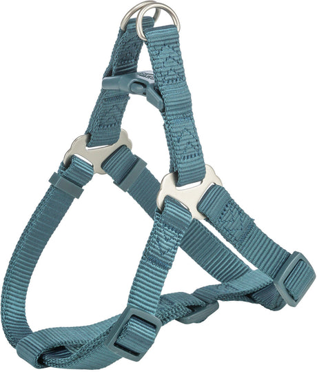 Blaues Hundegeschirr aus Stoff mit silbernen Metallringen und verstellbaren Schnallen.