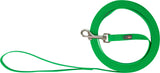 Grüne Hundeleine mit silbernem Karabinerhaken, aufgerollt und mit Markenlabel.