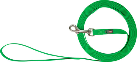 Grüne Hundeleine mit silbernem Karabinerhaken, aufgerollt und mit Markenlabel.