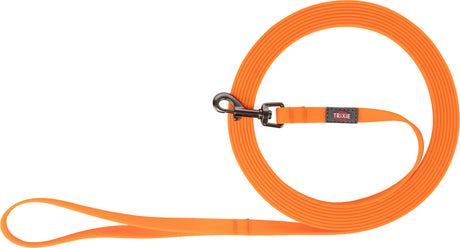 Orange Hundeleine mit Schlaufe und Metallhaken, Marke "Trixie", zusammengerollt dargestellt.