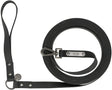 Schwarze, aufgerollte Hundeleine mit Karabiner und Griff, Metallschild mit "TRIXIE"-Logo sichtbar.