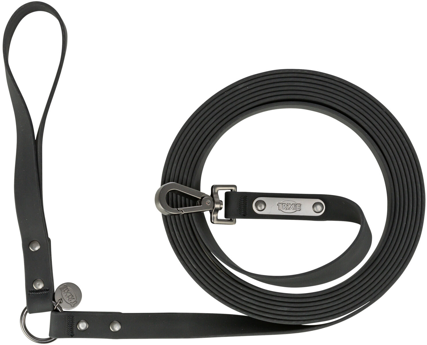 Schwarze, aufgerollte Hundeleine mit Karabiner und Griff, Metallschild mit "TRIXIE"-Logo sichtbar.