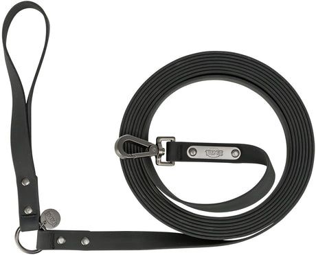 Schwarze, aufgerollte Hundeleine mit Karabiner und Griff, Metallschild mit "TRIXIE"-Logo sichtbar.