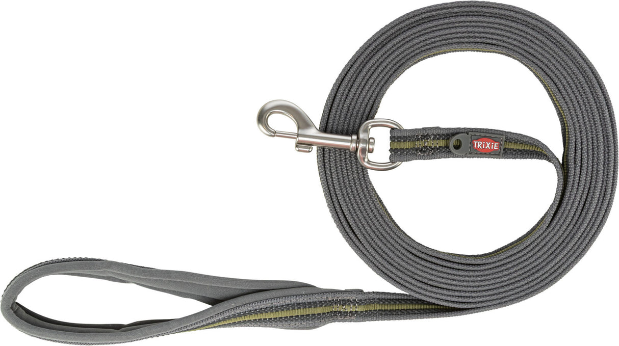 Graue Hundeleine mit Metallkarabiner und Schlaufe, Marke "Trixie" auf einem Etikett sichtbar.