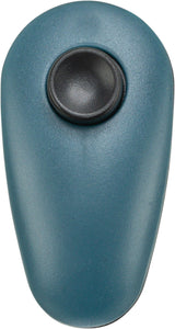 Blaues, ovales Objekt mit einer schwarzen runden Oberfläche in der Mitte.