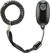 Schwarzes ovales Gerät mit großem Knopf und elastischem Spiralseil, verbunden mit einem Trageband und Karabiner.
