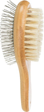 Holzbürste mit Naturborsten und Metallstiften, ergonomischer Griff, zweireihig angeordnet.
