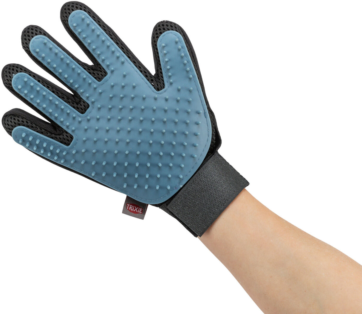 Hand trägt einen blauen, genoppten Handschuh mit schwarzem Stoff hinten und einem Klettverschluss.