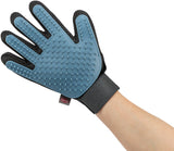 Hand trägt einen blauen, genoppten Handschuh mit schwarzem Stoff hinten und einem Klettverschluss.
