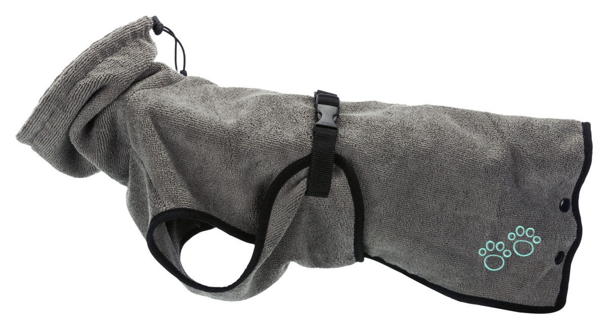 Grauer Hundemantel mit schwarzer Umrandung und Schnalle, sowie zwei gestickten Pfotenabdrücken auf der Seite.