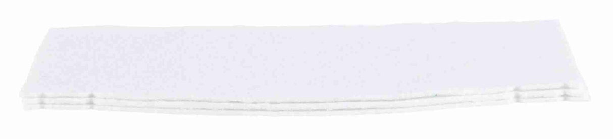 Ein Stapel weißer, flacher Stofftücher liegt aufeinander, optisch leicht transparent und gleichmäßig gefaltet.