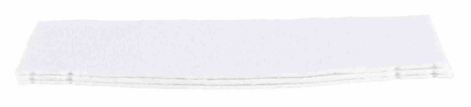 Ein Stapel weißer, flacher Stofftücher liegt aufeinander, optisch leicht transparent und gleichmäßig gefaltet.