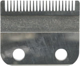 Metalltrimmerklinge mit feinen Zähnen oben und zwei Löchern unten, silberfarben.