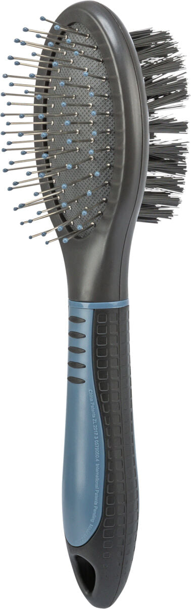 Zweiseitige Bürste mit einem blauen, gummierten Griff und schwarzen Borsten auf der einen, Metallstiften auf der anderen Seite.