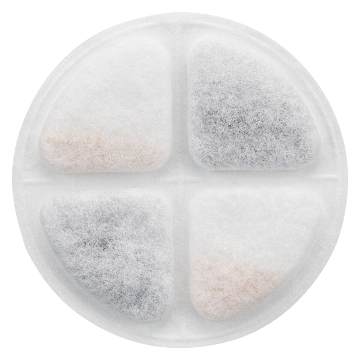 Runde, weiße, viertelkreisförmige Filterpads in einem Kreis angeordnet, zwei mit grauen Flecken.