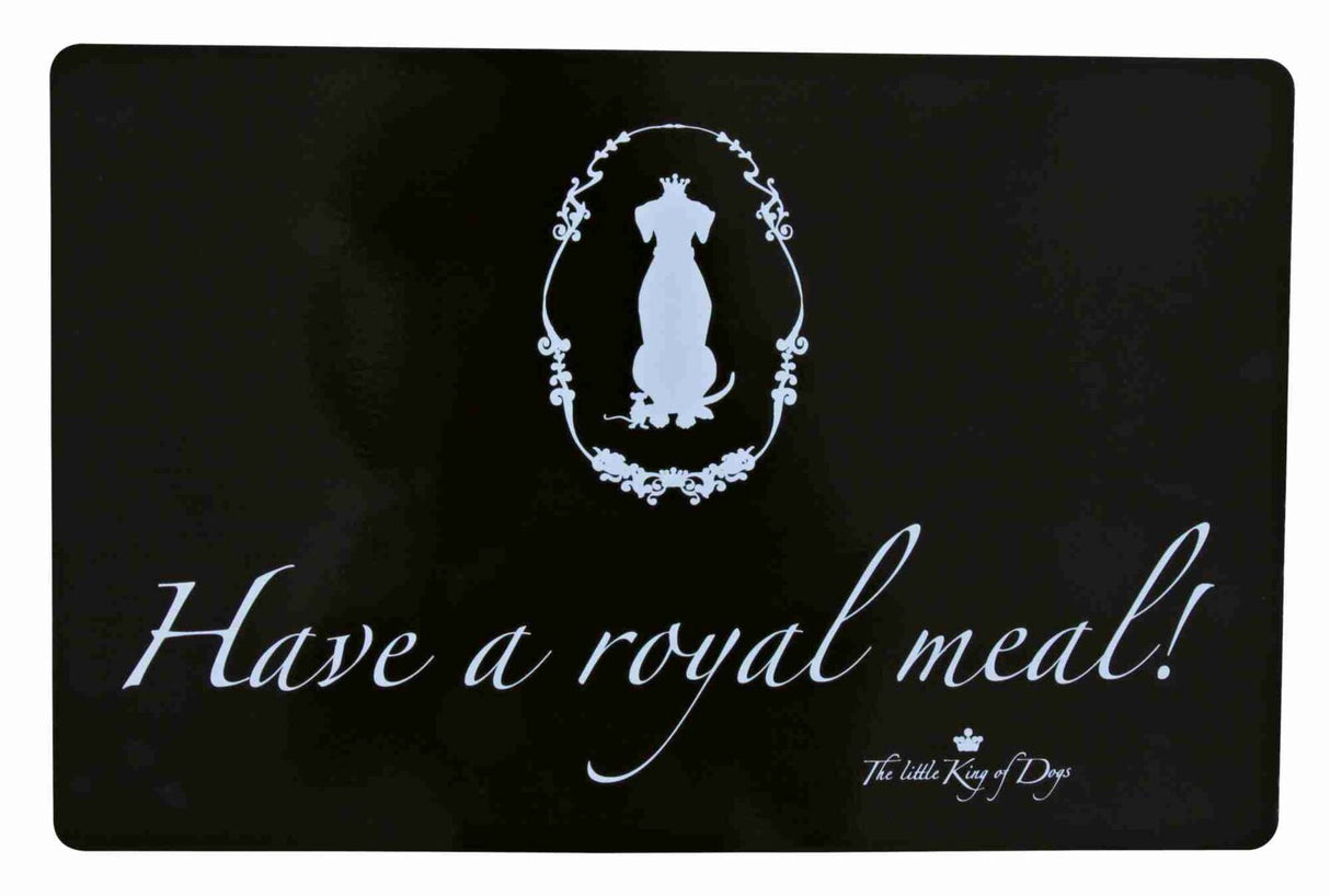 Schwarze Matte mit weißer Schrift "Have a royal meal!" und kleinem Text "The little King of Dogs", mit Kronenmotiv.